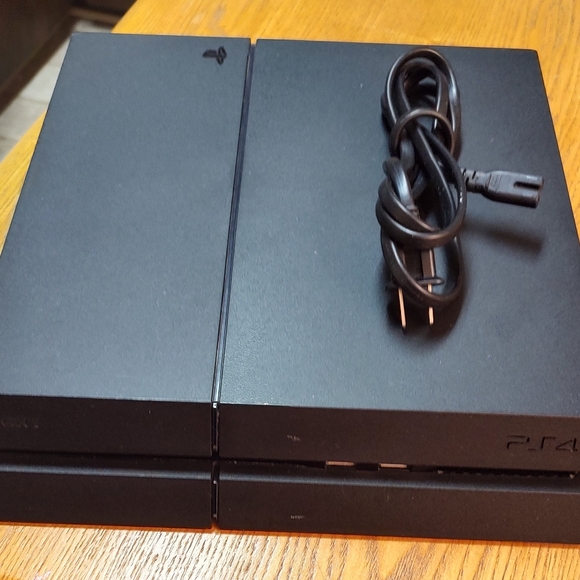 PLAYSTATION 4 - Picture 2 of 5